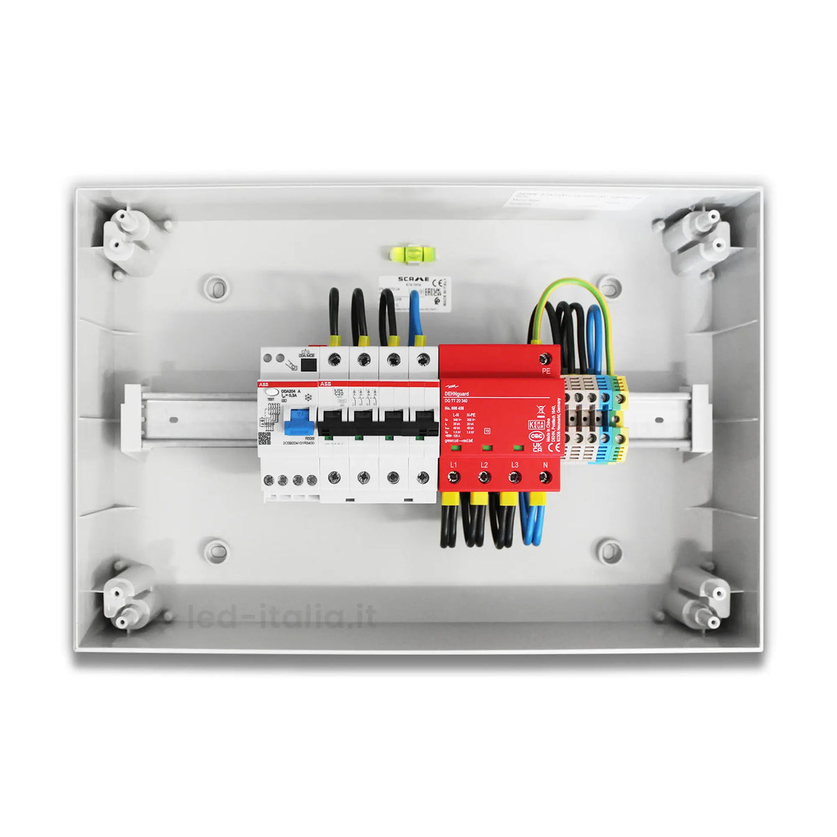 Interno di quadro elettrico con componenti, interruttori e cablaggi colorati, in scatola bianca con etichette e dispositivi di sicurezza