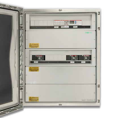 Quadro AC Trifase 100kW Doppio Inverter 160A IP66 V-TAC chiuso con sportello trasparente, ideale per impianti elettrici industriali esterni.