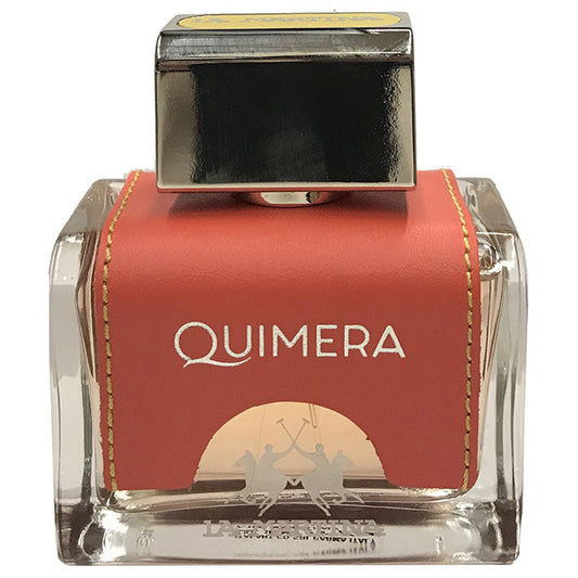 Flacone di profumo Quimera Mujer Eau de Parfum in vetro trasparente con tappo metallico, etichetta rossa con dettagli dorati e logo Quimera
