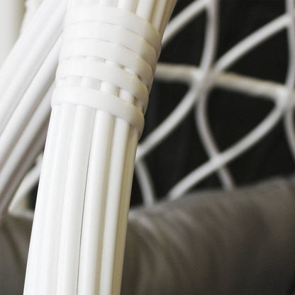 Dettaglio della struttura in wicker bianco e dettagli in metallo, resistente e decorativo, per il dondolo Capraia da esterno.