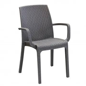 Poltrona Indiana grigia in wicker con struttura plastica stampata, ideale per esterni. Dimensioni 57 x 59 x 86 cm, elegante e robusta.