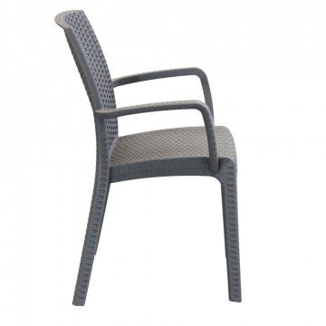 Vista laterale della Poltrona Indiana grigia in wicker con struttura plastica stampata. Perfetta per spazi esterni eleganti.