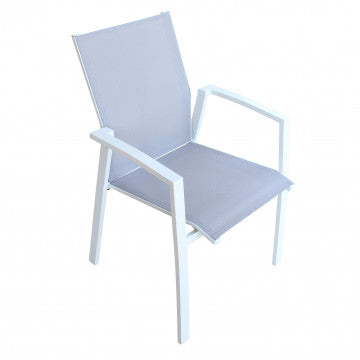 Poltrona Maili impilabile con braccioli in alluminio bianco e seduta in textilene grigio chiaro, perfetta per ambienti outdoor.