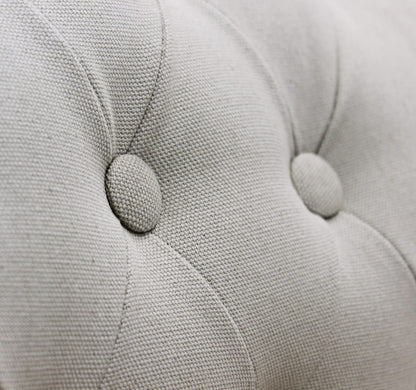 Divano elegante con capitonné in tessuto di lusso Divani Hobby Shop Solution   