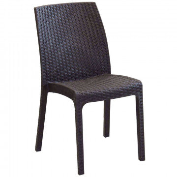 Sedia Virginia in wicker marrone con struttura in plastica stampata, ideale per ambienti interni ed esterni. Design moderno e resistente.