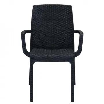 Vista frontale della Poltrona Indiana nera in wicker con struttura plastica stampata. Perfetta per arredare spazi esterni.