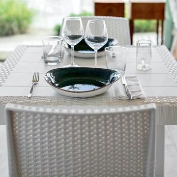 Tavolo quadrato 80x80 cm in wicker con struttura in plastica stampata