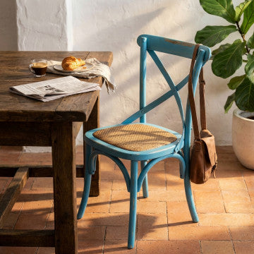 Sedia in legno azzurra con struttura robusta, dimensioni 46x42x87 cm
