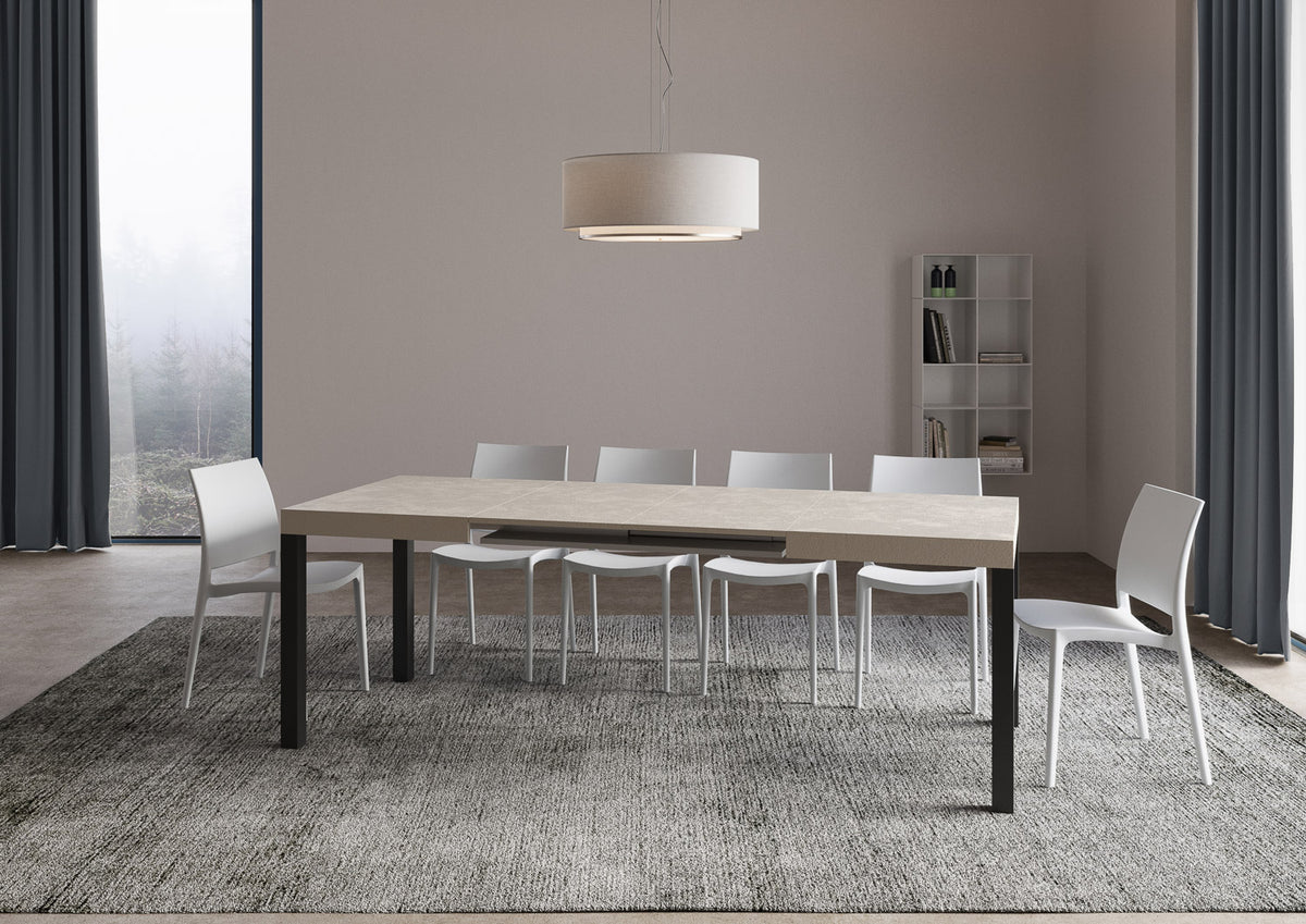 Tavolo allungabile Everyday telaio Antracite esteso per otto posti, soluzione funzionale per ospitare con stile in ambienti moderni.