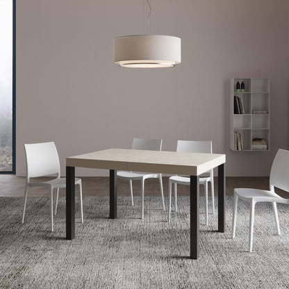 Tavolo allungabile Everyday telaio Antracite in ambiente moderno con sedie bianche, perfetto per cucina o sala da pranzo elegante.