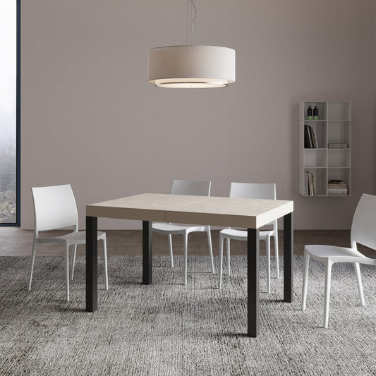 Tavolo allungabile Everyday telaio Antracite in ambiente moderno con sedie bianche, perfetto per cucina o sala da pranzo elegante.