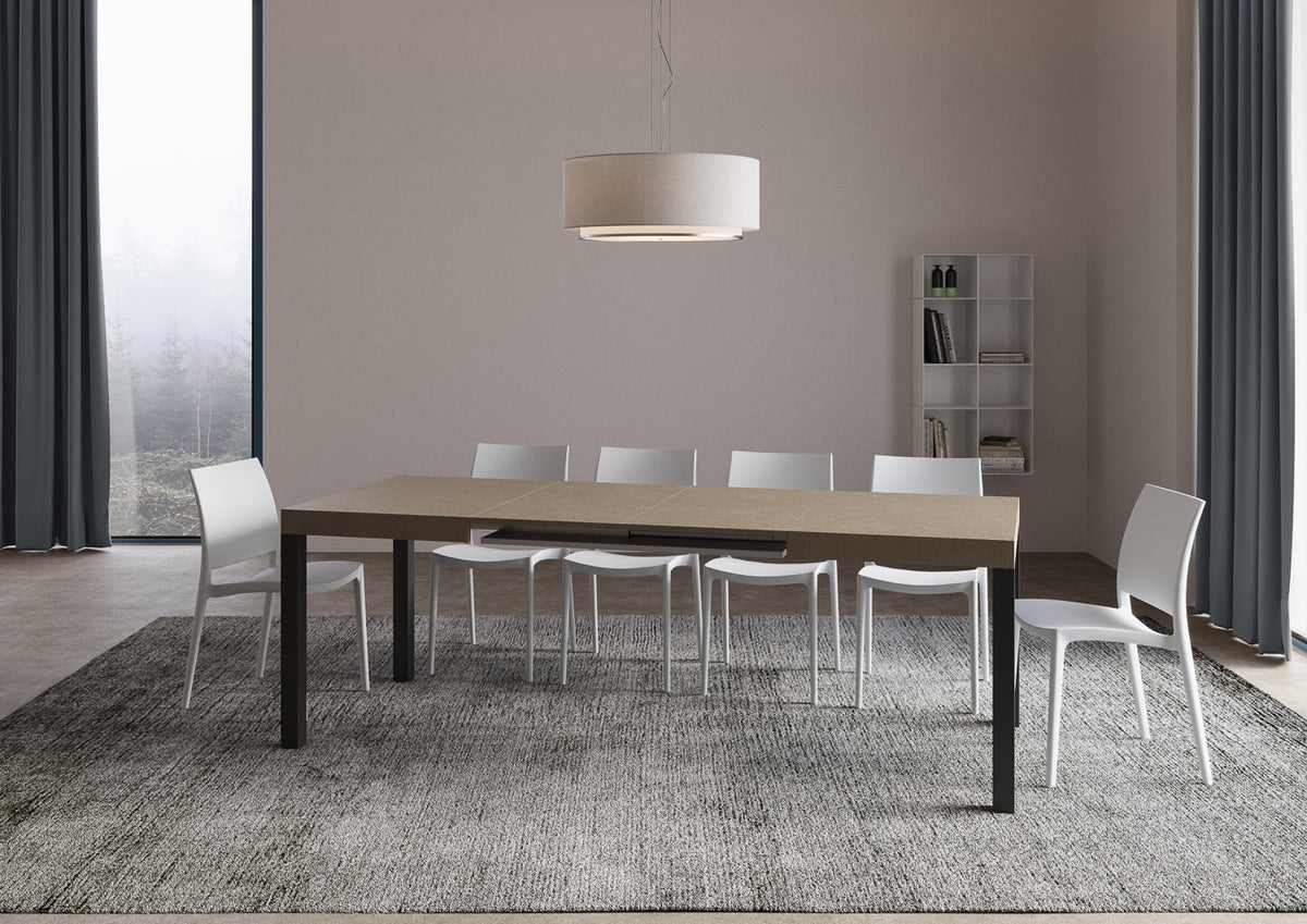 Tavolo allungabile Everyday telaio Antracite con piano marrone esteso, ideale per cene numerose in ambienti moderni e raffinati.