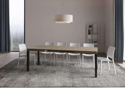 Tavolo allungabile Everyday telaio Antracite con piano marrone esteso, ideale per cene numerose in ambienti moderni e raffinati.