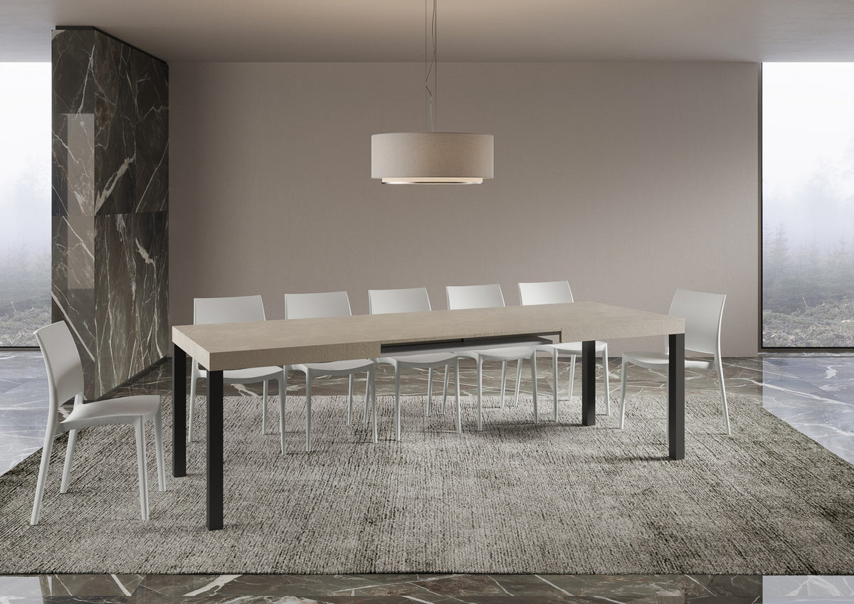 Tavolo allungabile Everyday telaio Antracite completamente esteso, perfetto per ospitare fino a dieci persone in ambienti moderni.