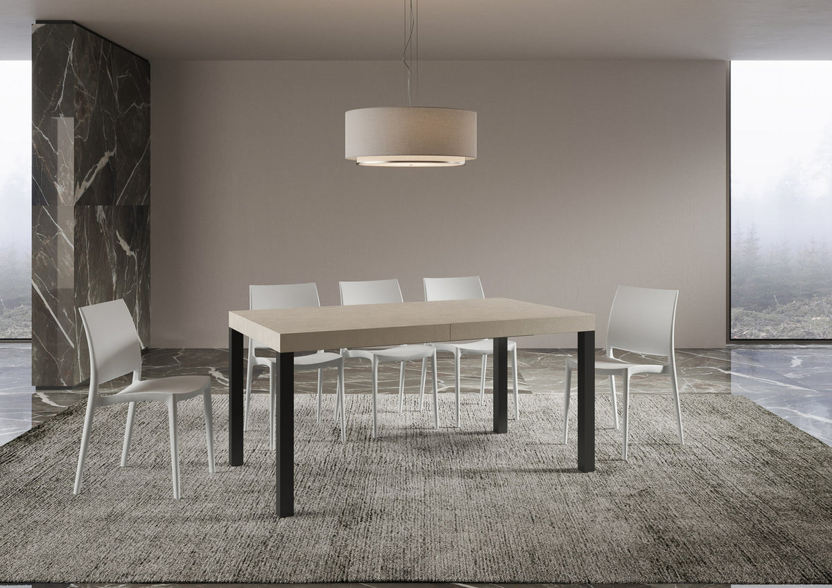 Tavolo allungabile Everyday telaio Antracite in ambiente raffinato con pavimento in marmo, ideale per arredare con gusto e praticità.