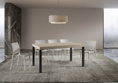 Tavolo allungabile Everyday telaio Antracite in ambiente raffinato con pavimento in marmo, ideale per arredare con gusto e praticità.