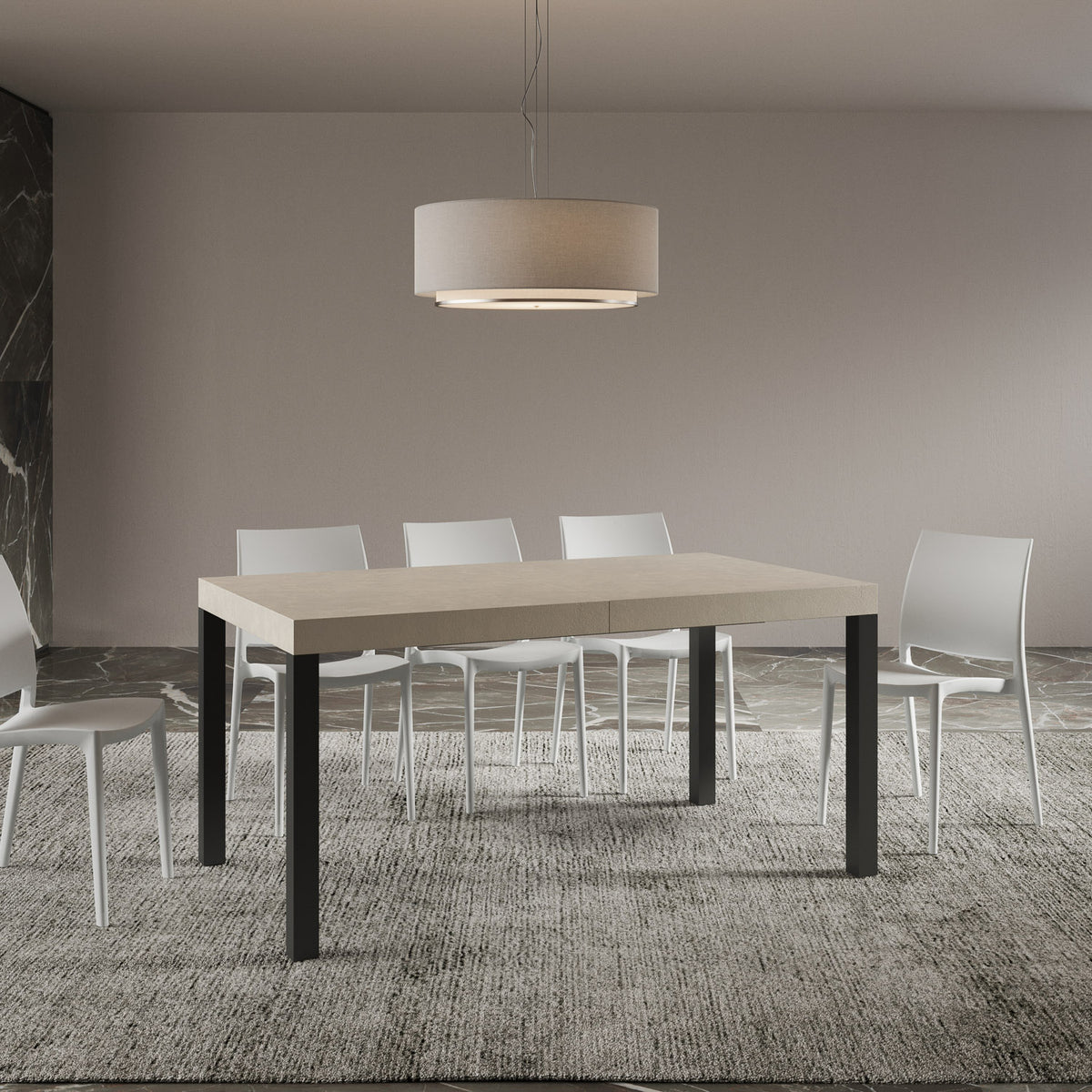 Tavolo allungabile Everyday telaio Antracite in sala da pranzo elegante, con sedie bianche e lampadario moderno, stile sobrio e funzionale.