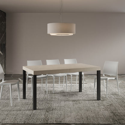 Tavolo allungabile Everyday telaio Antracite in sala da pranzo elegante, con sedie bianche e lampadario moderno, stile sobrio e funzionale.