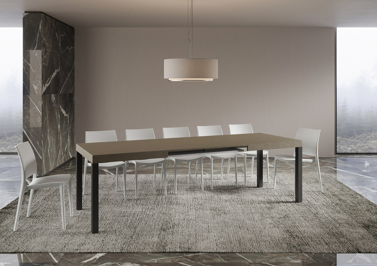 Tavolo allungabile Everyday telaio Antracite con piano marrone completamente esteso, ideale per ospitare numerosi ospiti con stile.