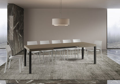 Tavolo allungabile Everyday telaio Antracite con piano marrone completamente esteso, ideale per ospitare numerosi ospiti con stile.