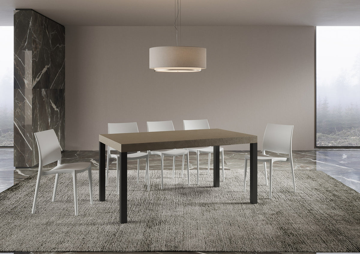 Tavolo allungabile Everyday telaio Antracite con finitura marrone in ambiente elegante, perfetto per spazi contemporanei e funzionali.