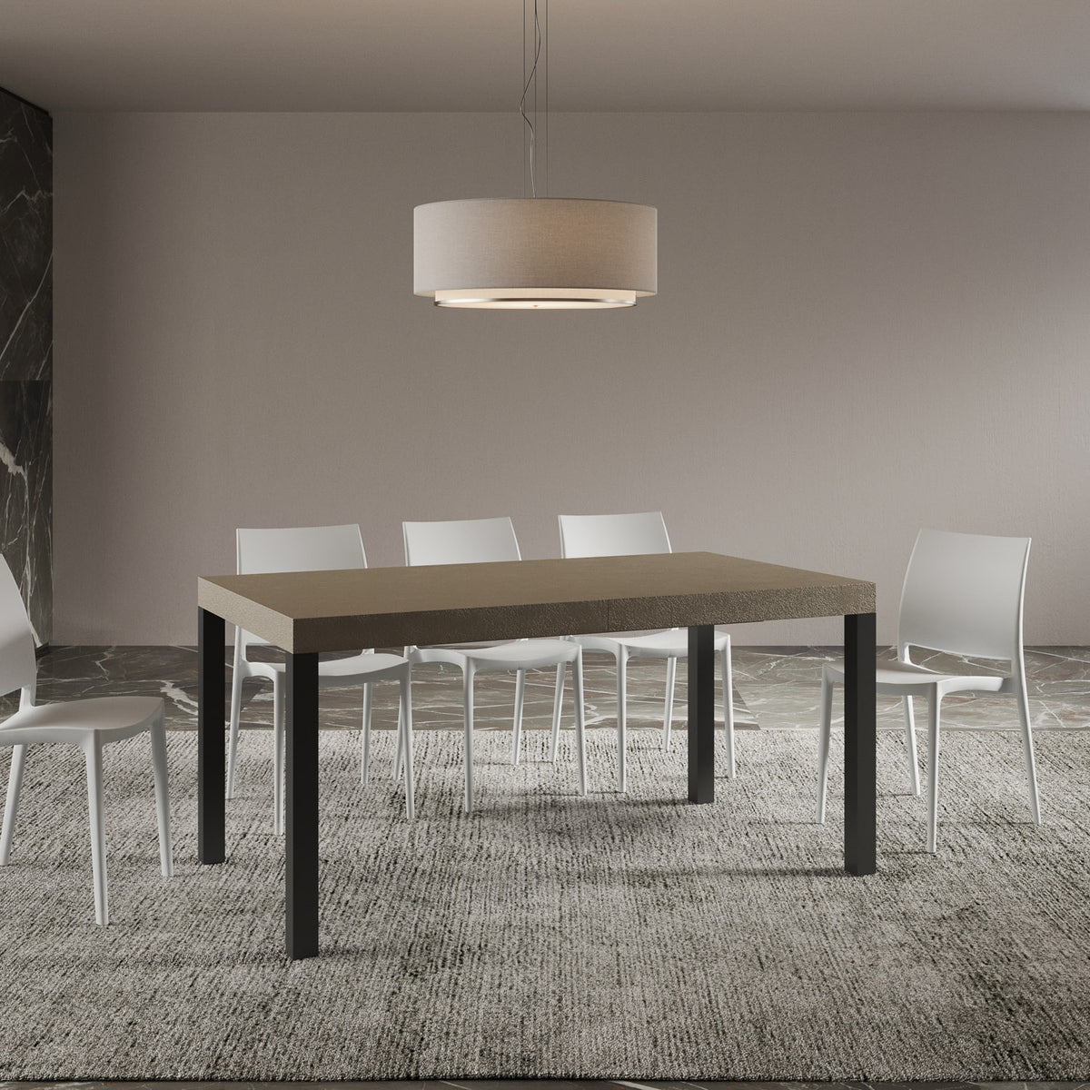 Tavolo allungabile Everyday telaio Antracite con piano marrone in sala da pranzo moderna, abbinato a sedie bianche su tappeto grigio.