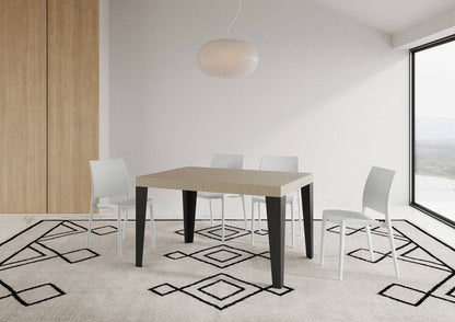 Tavolo Flame allungabile con struttura antracite in ambiente luminoso, perfetto per arredare con stile spazi moderni e raffinati.