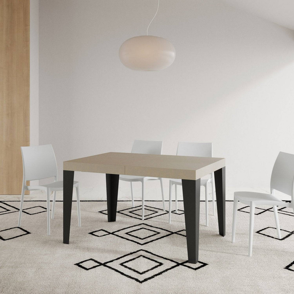 Tavolo Allungabile Flame con Gambe Antracite - Eleganza Italiana, inserito in sala da pranzo con sedie bianche e tappeto geometrico.