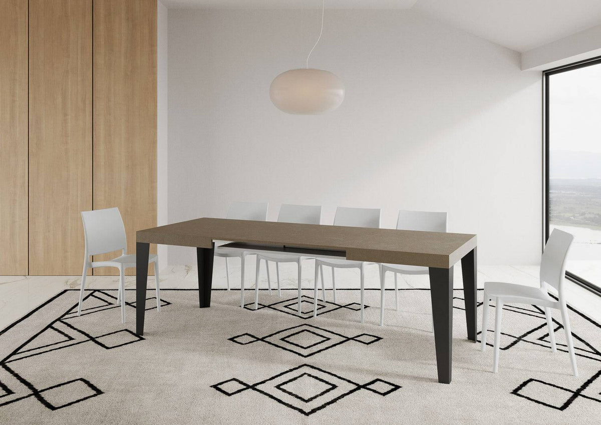 Tavolo Allungabile Flame con Gambe Antracite - Eleganza Italiana, esteso in ambiente moderno con sedie bianche e luce naturale.