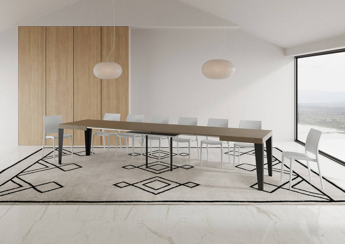 Tavolo Flame allungabile con gambe antracite e piano effetto cemento chiaro, in versione rettangolare per ambienti spaziosi.