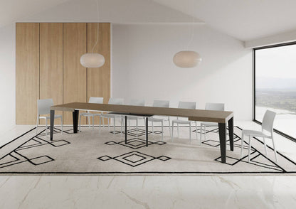 Tavolo Flame allungabile con gambe antracite e piano effetto cemento chiaro, in versione rettangolare per ambienti spaziosi.