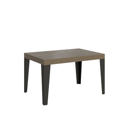 Tavolo Flame allungabile con gambe antracite e piano effetto cemento scuro, ideale per ambienti contemporanei e versatili.