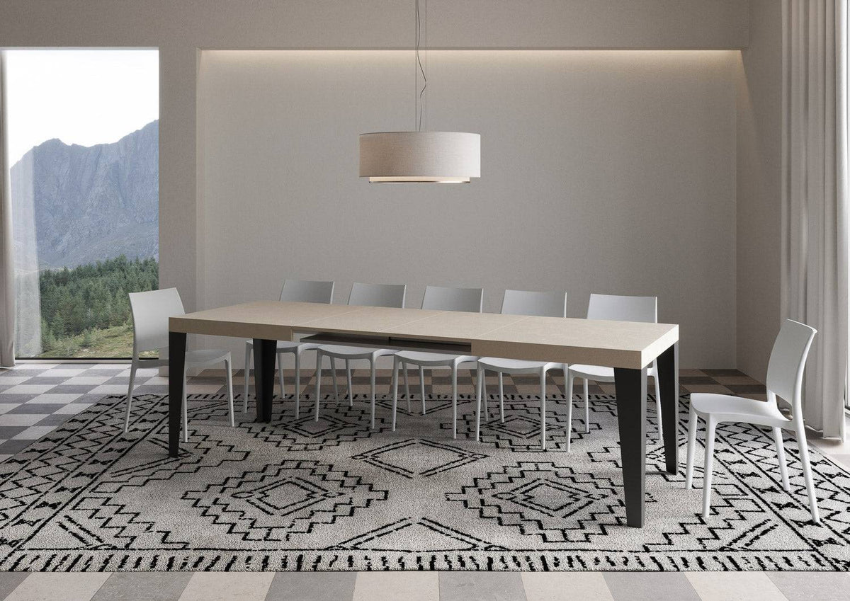 Tavolo Flame allungabile con gambe antracite e piano effetto cemento scuro, ideale per ambienti eleganti e contemporanei.