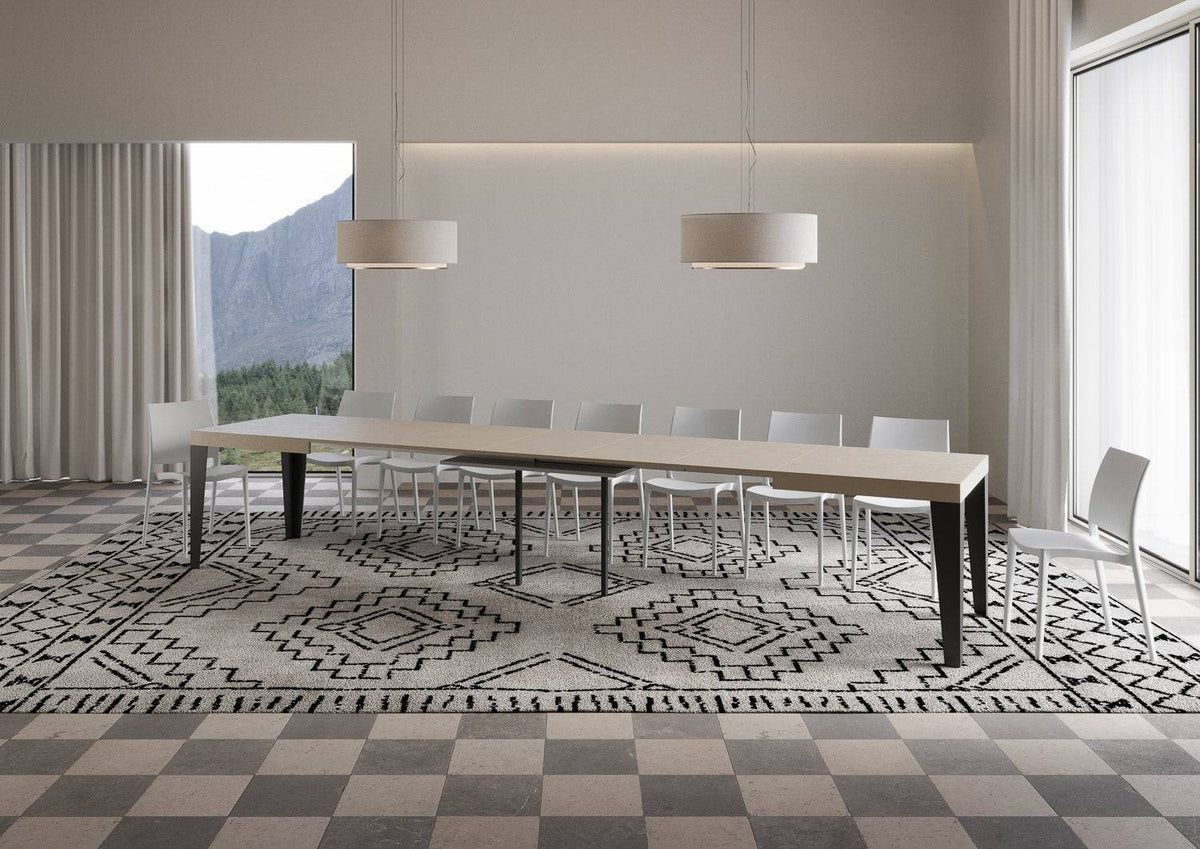 Tavolo Allungabile Flame con Gambe Antracite - Eleganza Italiana, esteso al massimo in sala da pranzo con sedie bianche.