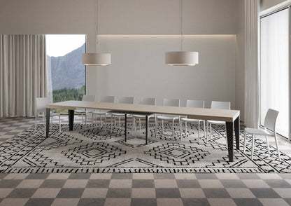 Tavolo Allungabile Flame con Gambe Antracite - Eleganza Italiana, esteso al massimo in sala da pranzo con sedie bianche.