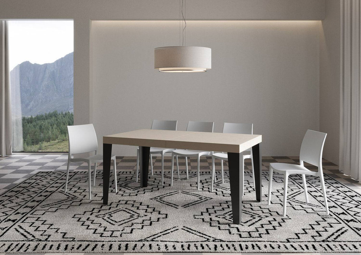 Tavolo Allungabile Flame con Gambe Antracite - Eleganza Italiana, esteso per ospitare più persone in sala da pranzo moderna.