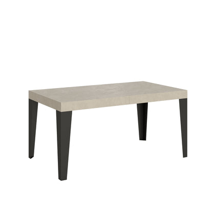 Tavolo Allungabile Flame con Gambe Antracite - Eleganza Italiana, in sala da pranzo con tappeto geometrico e sedie bianche.