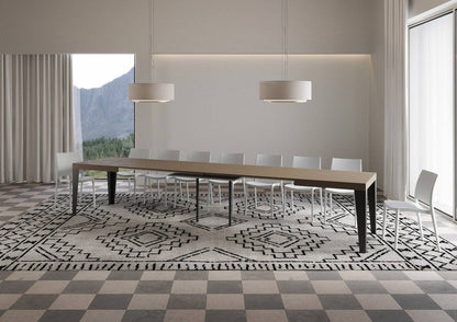 Tavolo Flame allungabile con gambe antracite e piano effetto cemento chiaro, perfetto per ambienti moderni e luminosi.