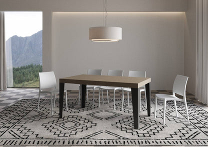 Tavolo Allungabile Flame con Gambe Antracite - Eleganza Italiana, esteso per ospitare 8 persone in sala da pranzo moderna.