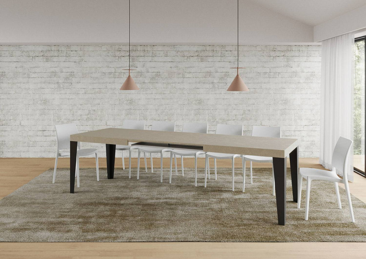 Tavolo Flame allungabile con gambe antracite e piano effetto cemento scuro, ideale per ambienti eleganti e spaziosi.