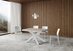 Tavolo Estensibile Volantis P.90 con piano beige e struttura bianca, ambientazione elegante con parete in legno.