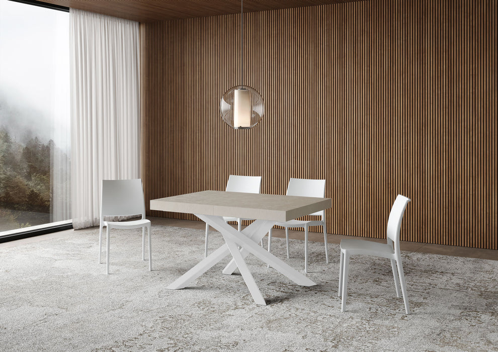 Tavolo Estensibile Volantis P.90 con piano beige e struttura bianca, ambientazione elegante con parete in legno.