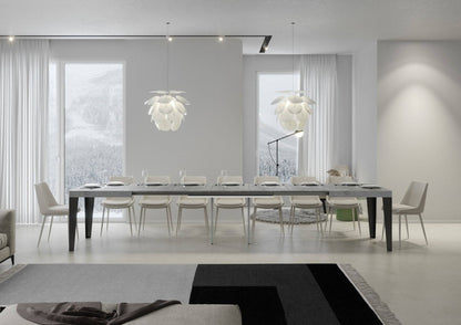 Tavolo Flame allungabile nero con gambe antracite, completamente esteso per 18 persone in ambiente elegante e luminoso.