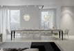 Tavolo Flame allungabile nero con gambe antracite, completamente esteso per 18 persone in ambiente elegante e luminoso.