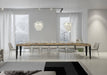 Tavolo Flame allungabile con gambe antracite, completamente esteso per 18 persone in sala da pranzo luminosa e moderna.