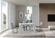 Tavolo Naxy bianco Itamoby in sala da pranzo luminosa, versione chiusa. Design essenziale e versatile made in Italy.