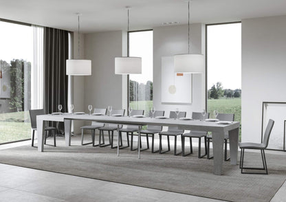 Tavolo allungabile Spimbo cemento chiaro in versione maxi, perfetto per ambienti moderni e conviviali.