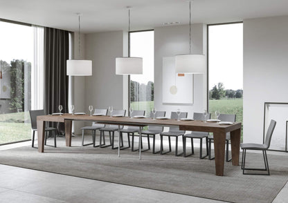 Tavolo allungabile Spimbo noce scuro in versione maxi, ideale per ospitare numerosi ospiti con eleganza.