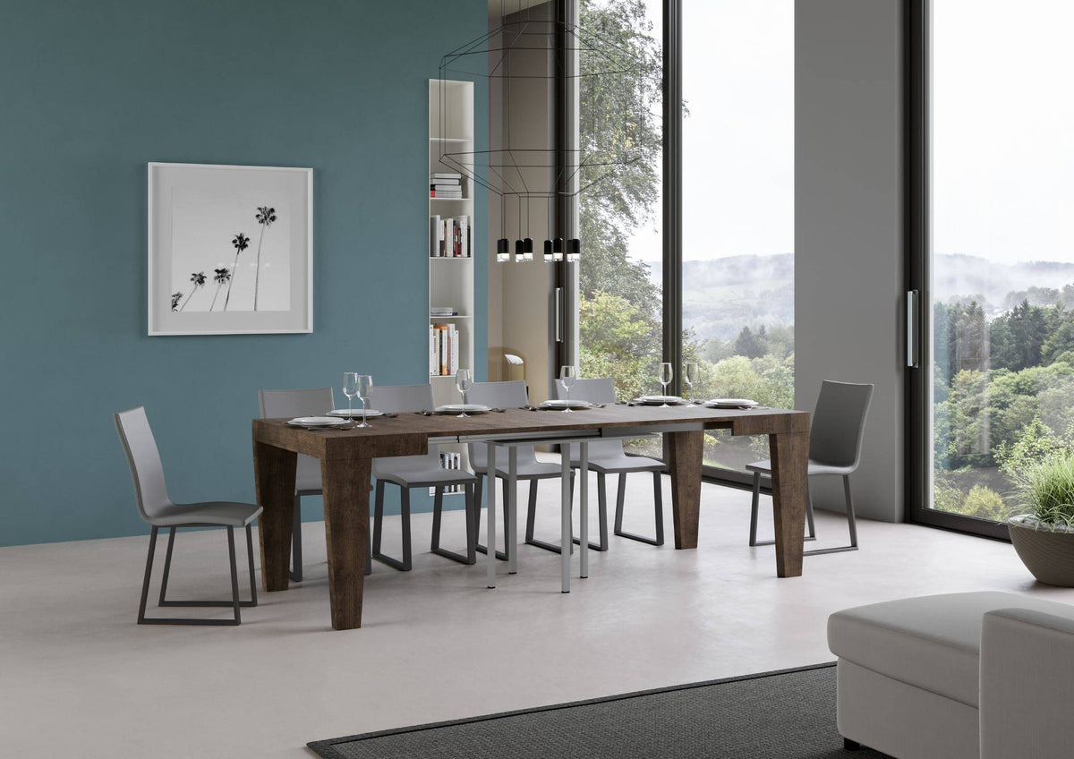 Tavolo allungabile Spimbo in noce scuro esteso, ideale per ospitare fino a 12 persone. Design elegante e funzionale.