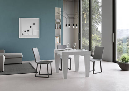 Tavolo allungabile Spimbo bianco frassino in versione compatta, inserito in soggiorno moderno. Ideale per piccoli spazi con stile.